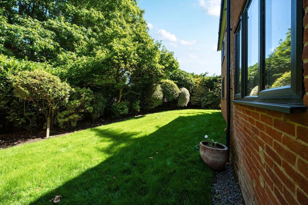Egerton Road, Weybridge, KT13 photo 2