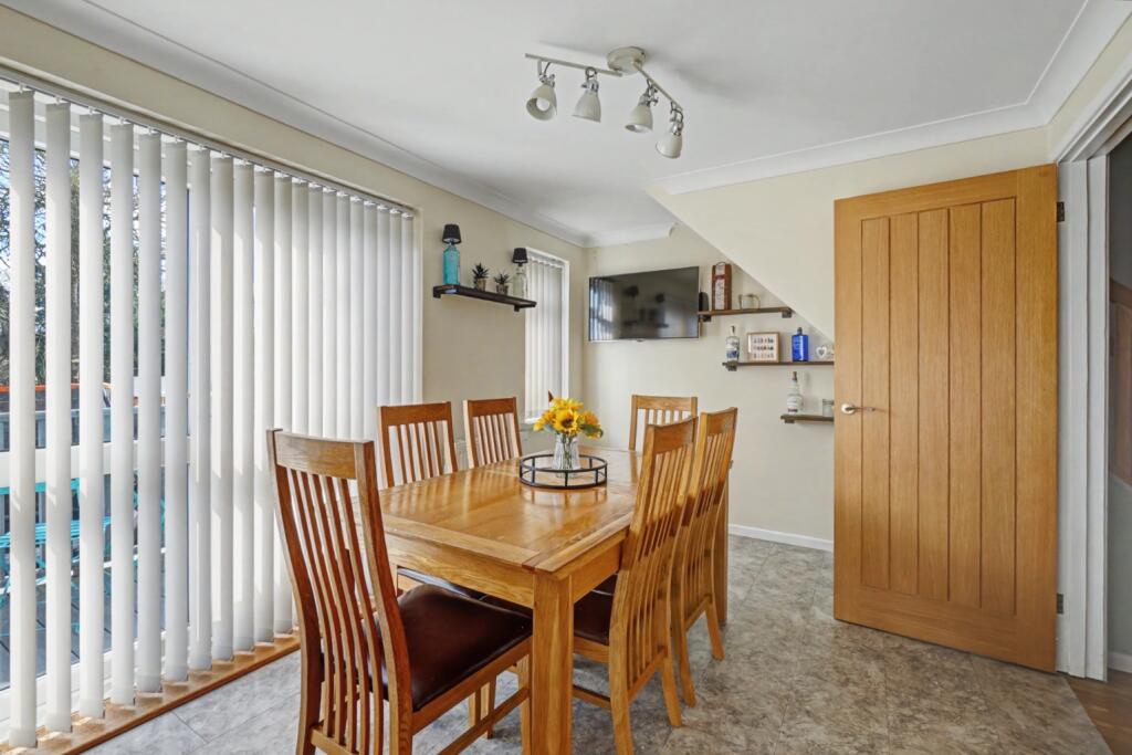Lonsdale Drive, Rainham photo 3