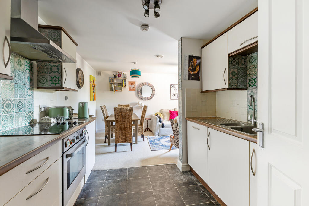 September Court, Craven Road, Newbury, West Berkshire, RG14 5BZ photo 3