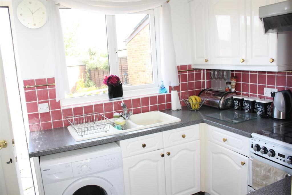 Sissinghurst Close, Pound Hill, Crawley photo 4