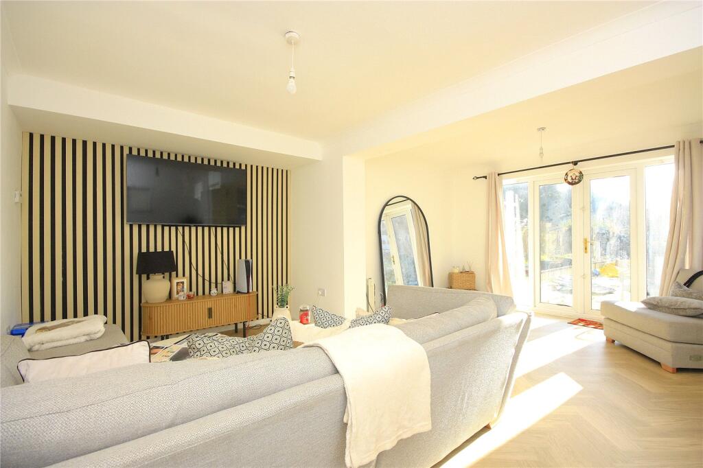Blendworth Crescent, Havant, Hampshire, PO9 photo 2
