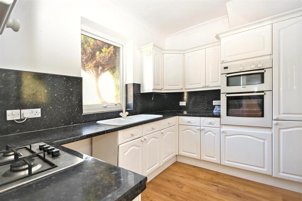 Apartment in Eastbourne, East Sussex - View 4