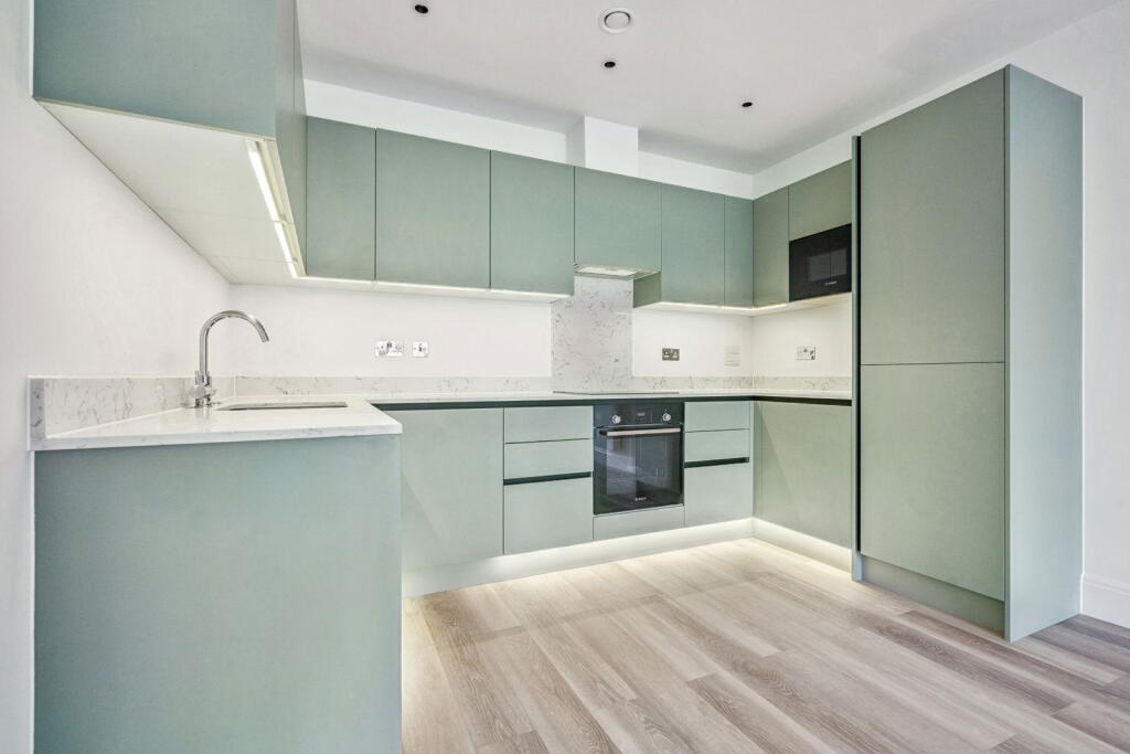 13 Green Lane, Northwood photo 2
