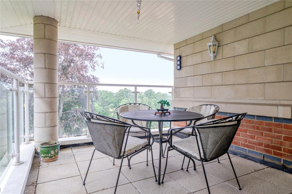 Apartment in Kingston upon Thames - More