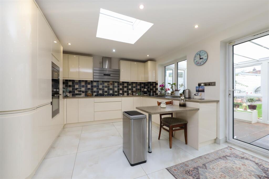 Manor Waye, Uxbridge, UB8 photo 4