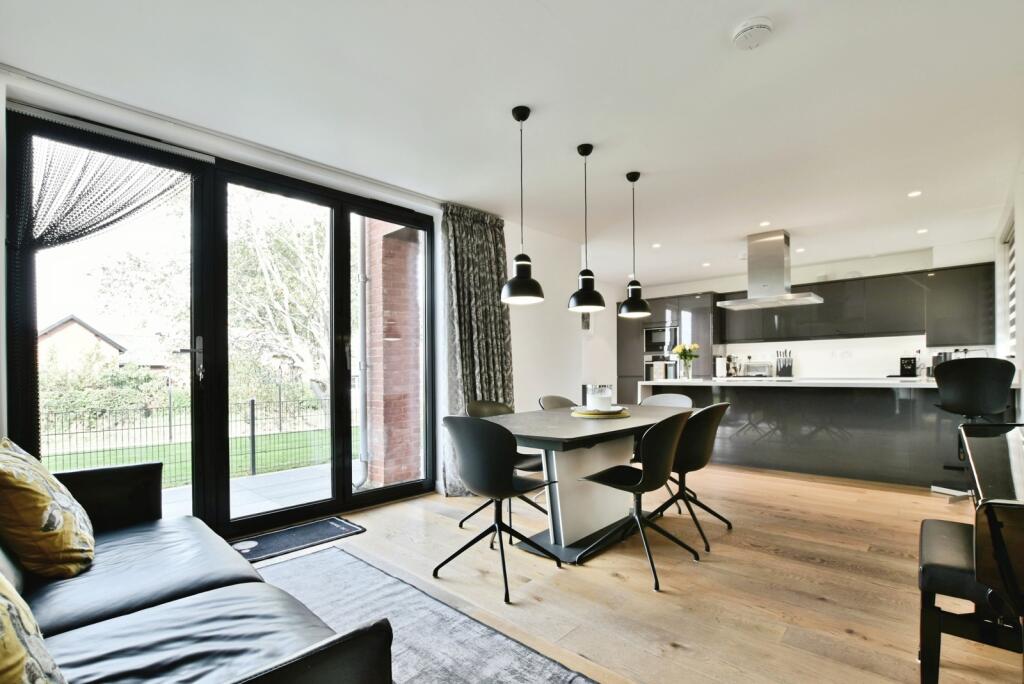 Arcon Place: canal-side contemporary home