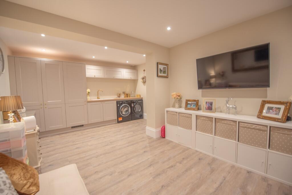 4 Holly Fold, Eastburn BD20 7SY - View 3