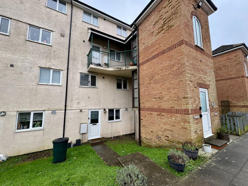 3-bed flat on Goldings Court, Kennington, TN24, £185,000