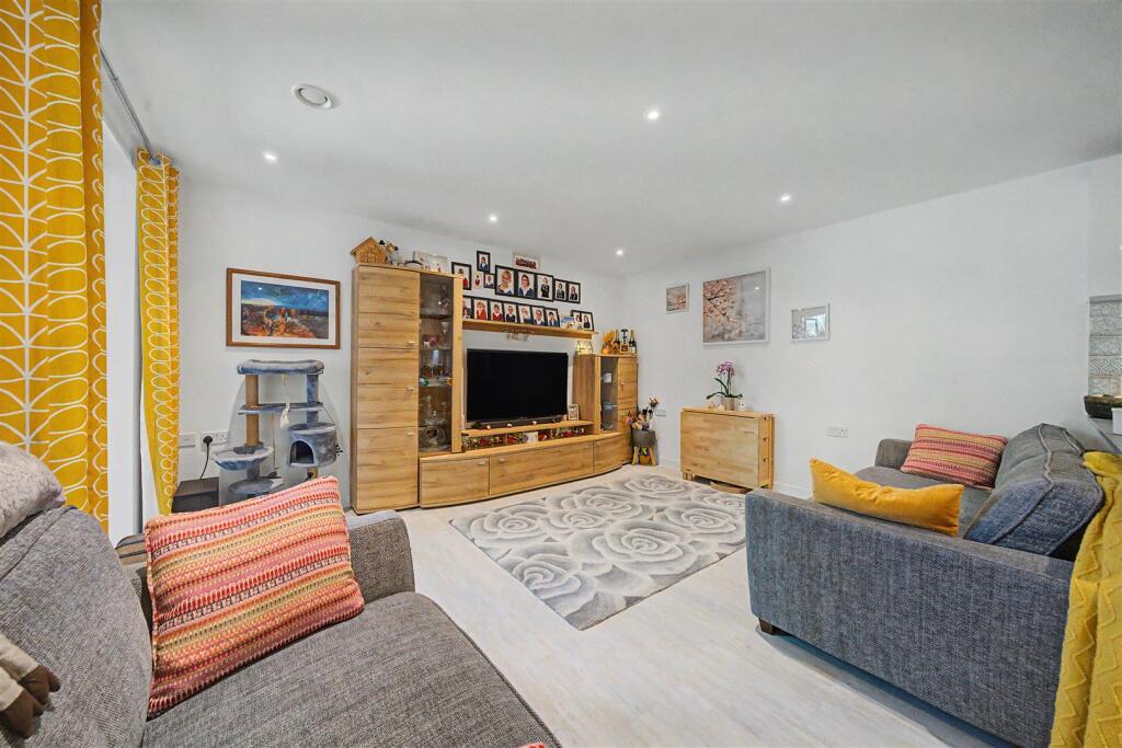 Apartment in Hove, Aldrington - View 4
