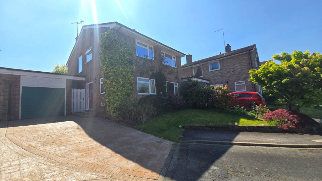 4-bed detached on Westmead Drive, Newbury, RG14 7DJ, £550,000