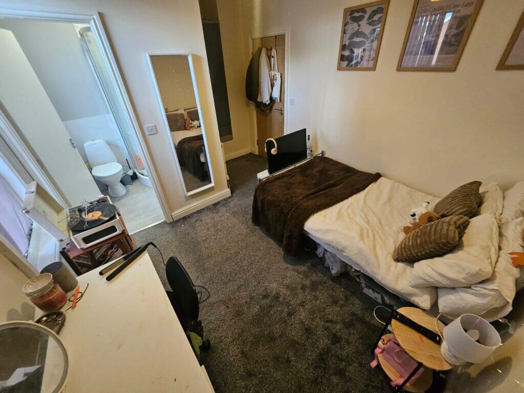 6 bedroom end of terrace house for rent