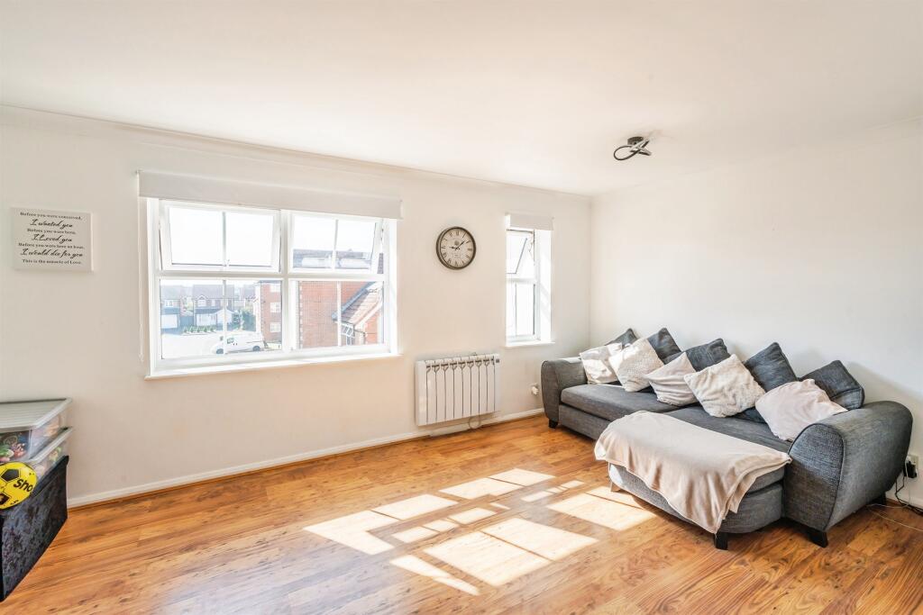 Apartment in Eastbourne, East Sussex - View 5