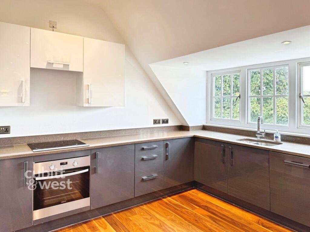 Apartment in Reigate and Banstead, Surrey - View 3