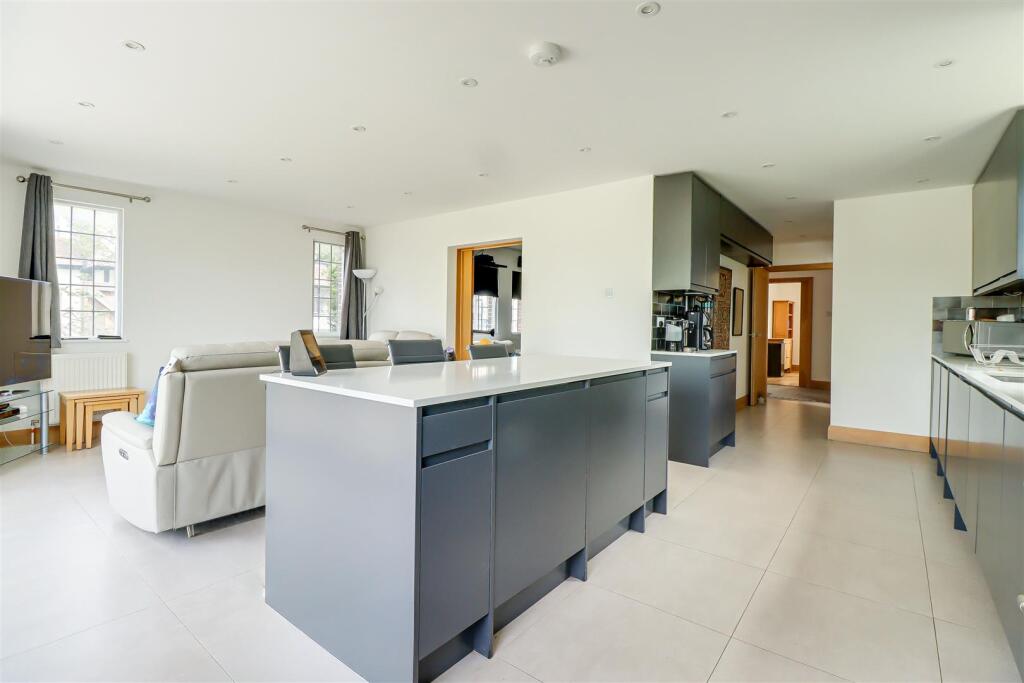House in Southend-on-Sea, Leigh-on-Sea - More