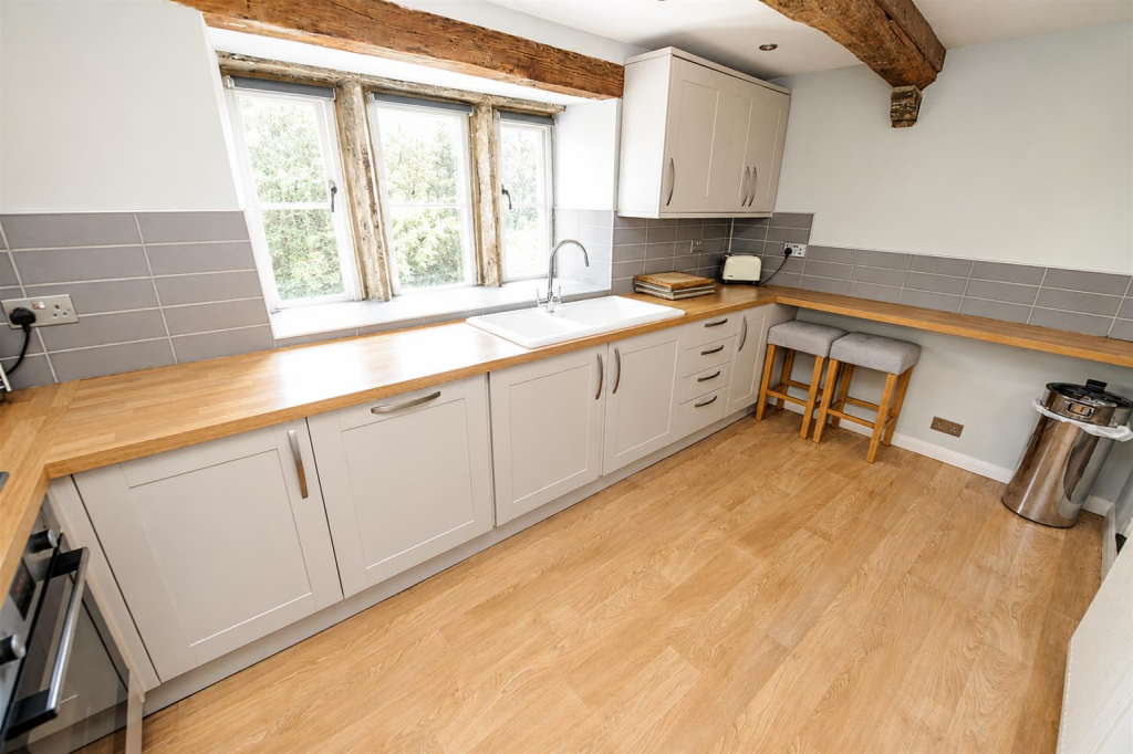 Leeds Road, Thackley photo 5
