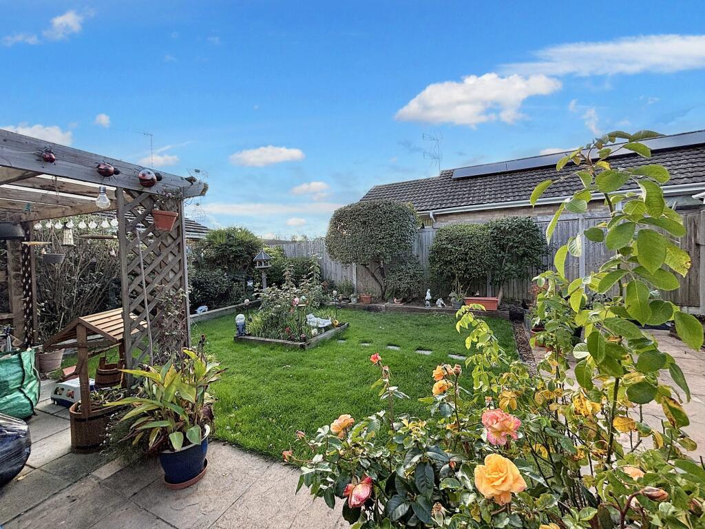 Willow Avenue, Fordingbridge, SP6 photo 2