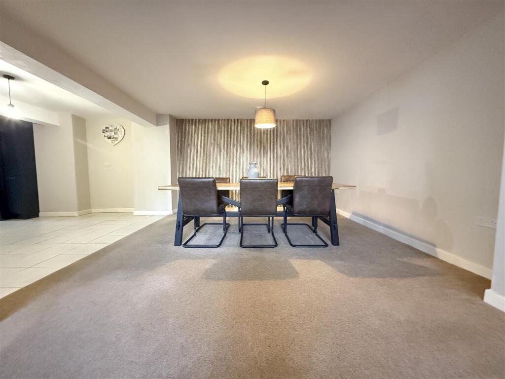 Apartment in Sheffield, Mortomley, Ecclesfield - View 3