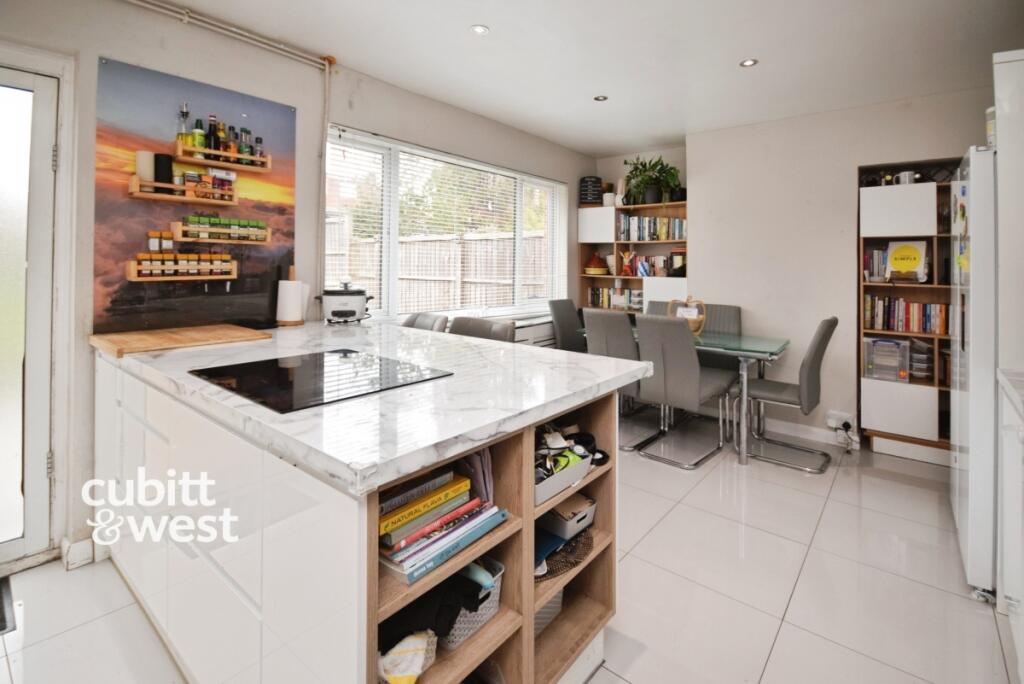 House in Croydon - View 3