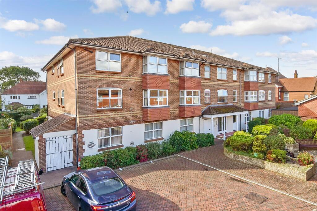 2-bed flat on West Avenue, Worthing, West Sussex, £325,000