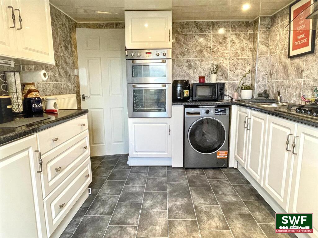 Apartment in Wolverhampton, Fallings Park - View 5