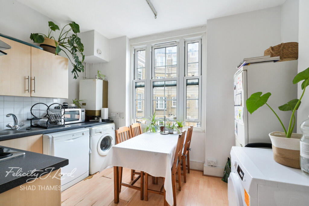 Apartment in London, St Olave's Estate, The Borough - View 2