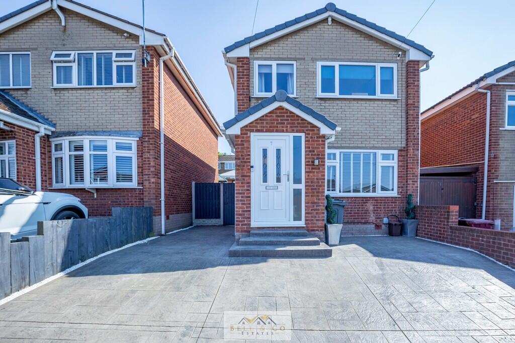 3-bed detached on Kirkcroft Avenue, Killamarsh, Sheffield, £260,000
