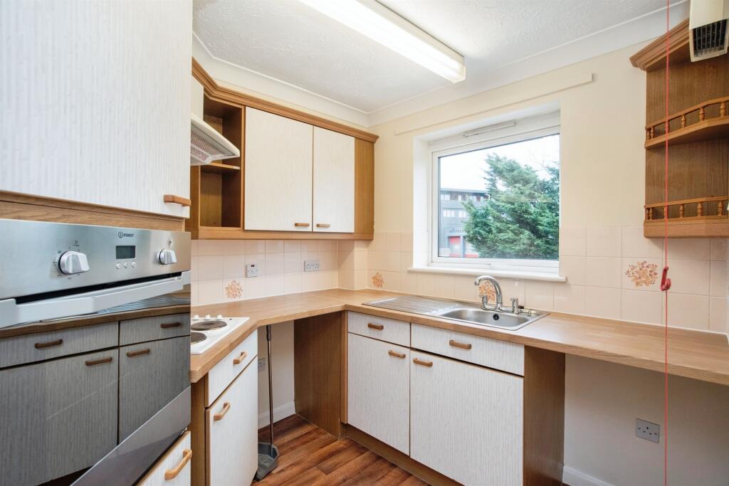 Apartment in Watford, Hertfordshire - View 4