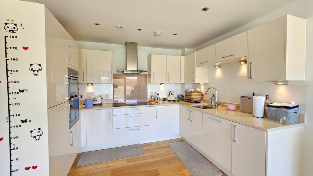 Apartment in Newbury, Greenham - View 4
