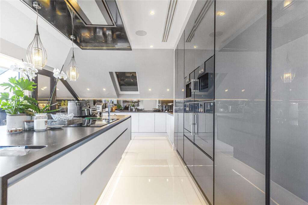 Apartment in Barnet, Cockfosters - More
