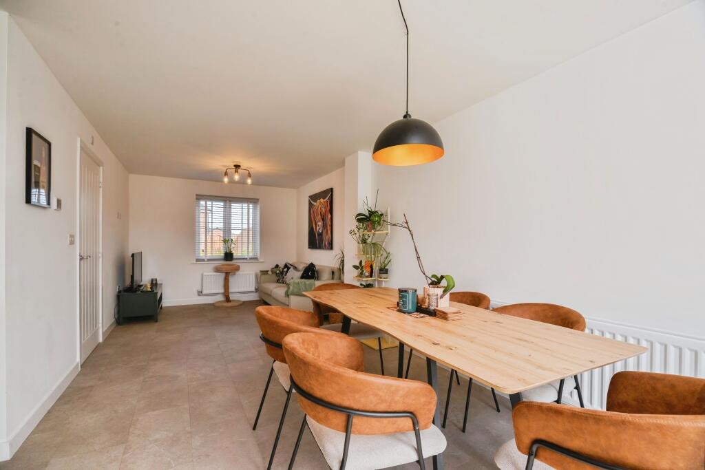 House in Egglescliffe, Pearwood Gardens, Kingsmead - More