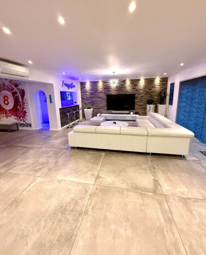 House in London, Temple Fortune - View 2