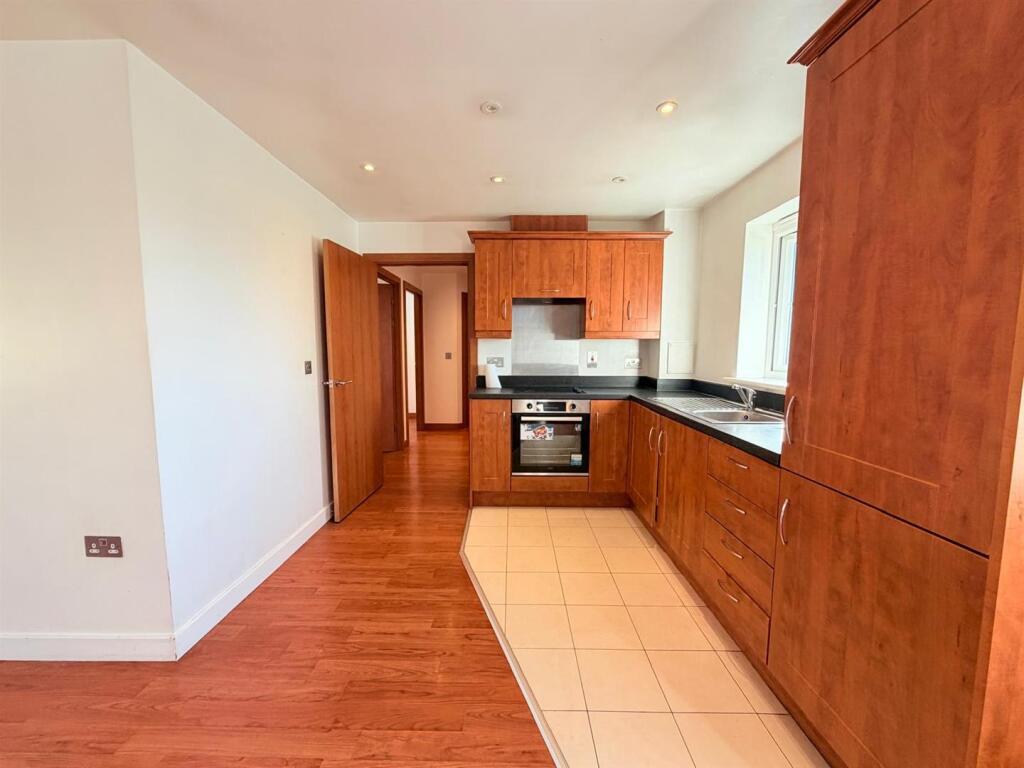 Apartment in Thurrock, Essex - View 5