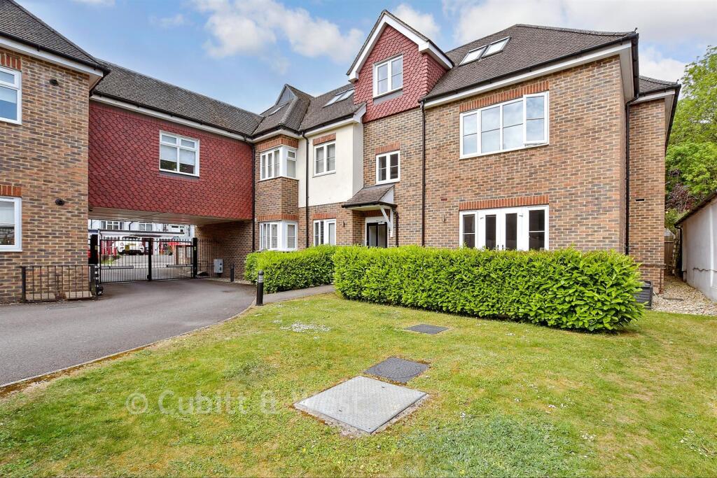 Apartment in Reigate and Banstead, Surrey - View 2