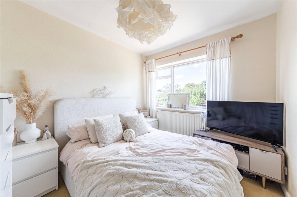 Apartment in Addlestone, New Haw - More