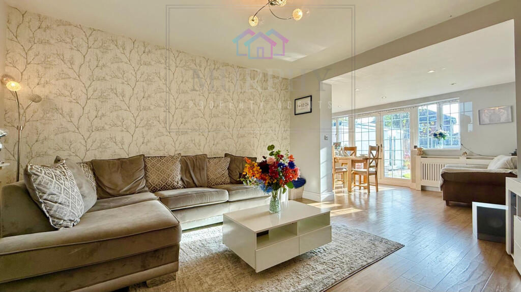 House in Wakefield, Chequerfield - View 3