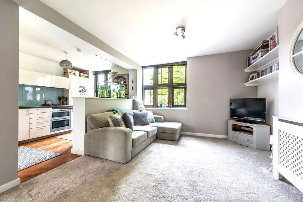 Bishopsmead Parade, East Horsley, Leatherhead, Surrey, KT24 6RT photo 4
