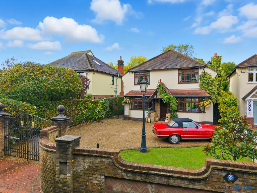 3-bed detached on Parkwood, Doddinghurst Road,Brentwood, CM15, £825,000