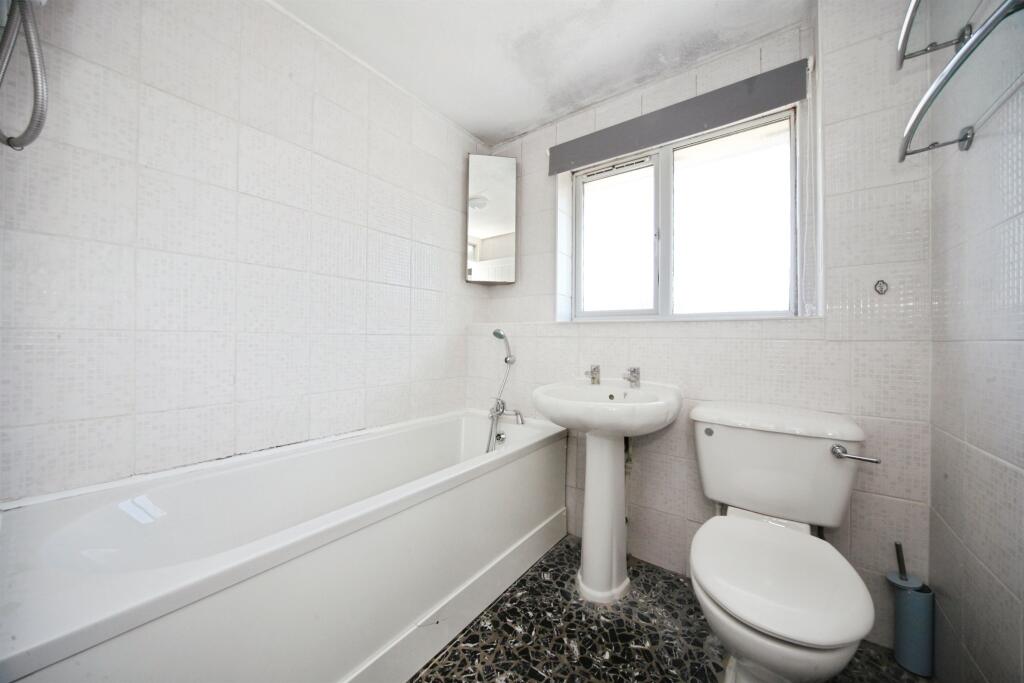 House in Houghton Regis, Central Bedfordshire - More