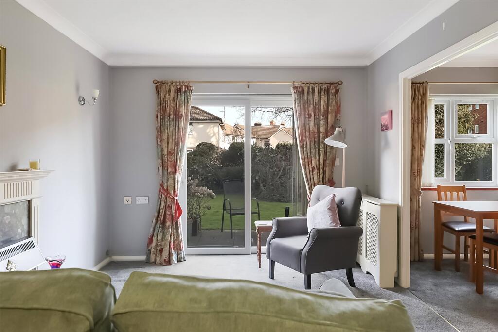 Magnolia Court, Victoria Road, Horley, Surrey, RH6 photo 4