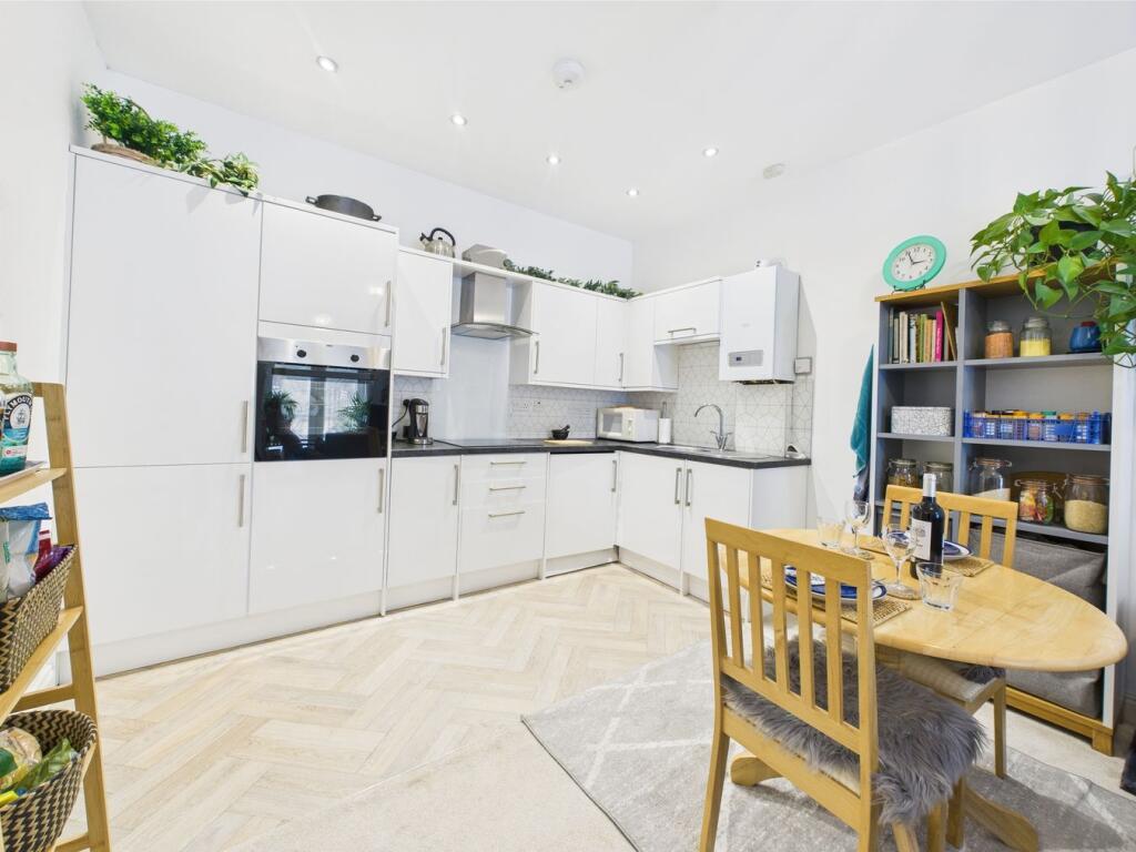Apartment in Weston-super-Mare, Cliftonville - More