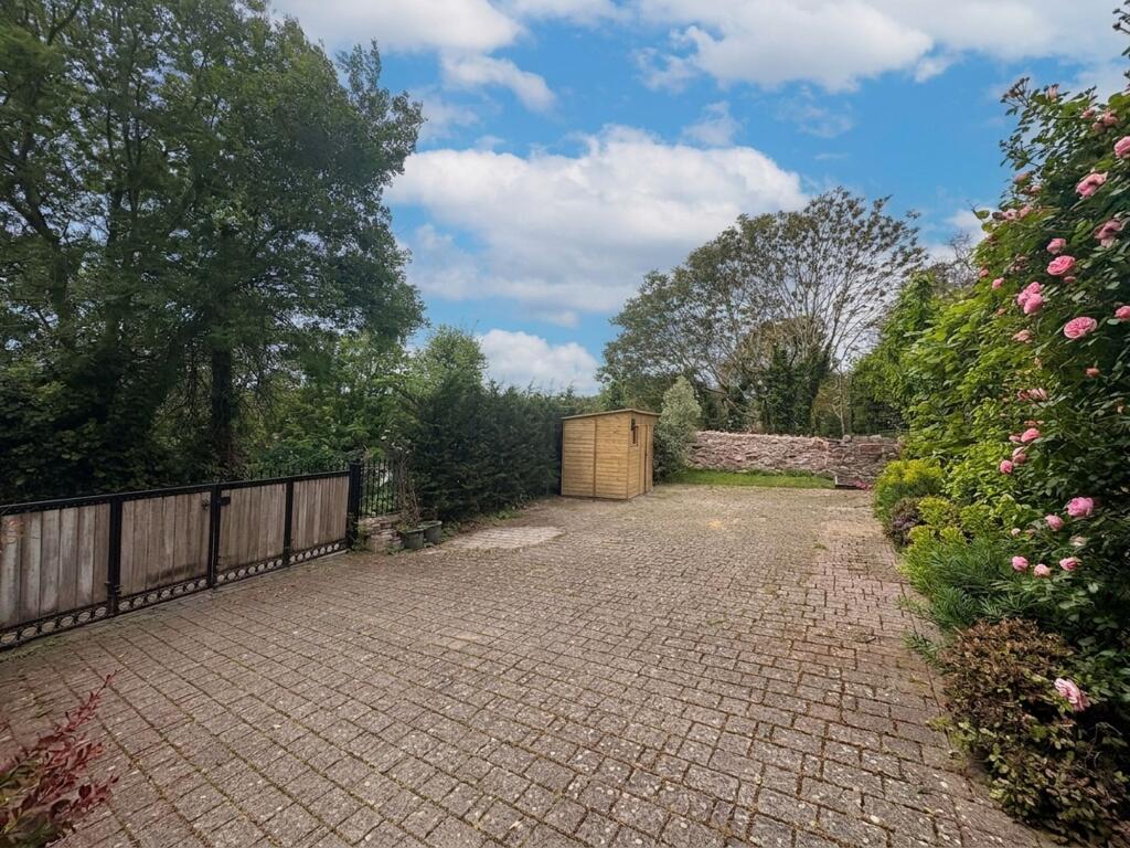 6 bedroom semi-detached house for rent