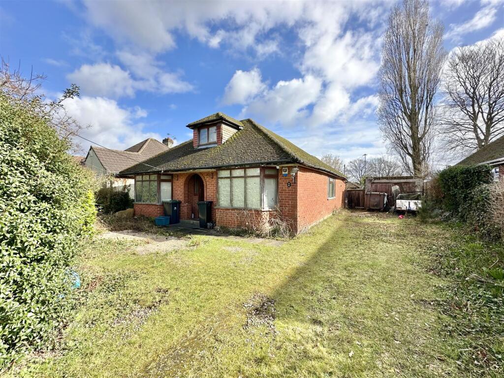 3-bed detached on Oakhurst Road, West Moors, £400,000