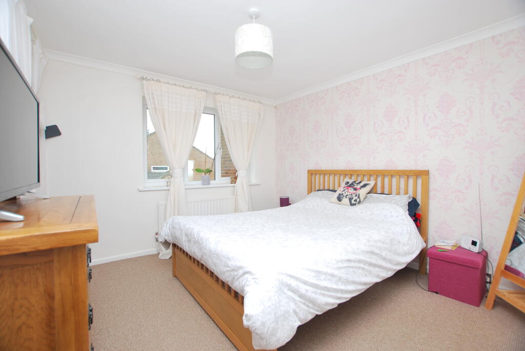 House in Almond Road, Leighton-Linslade - More