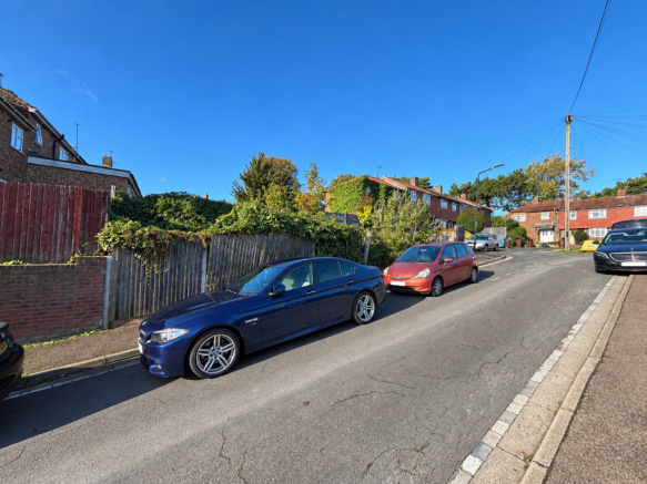 Sunny Blue-Sky Suburban Street T202610301049.png