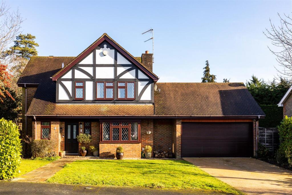 4-bed detached on Heathlands, Tadworth, £900,000