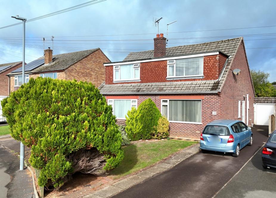 3-bed semi-detached on Foxcroft Drive, Colehill, Dorset, BH21 2LA, £325,000