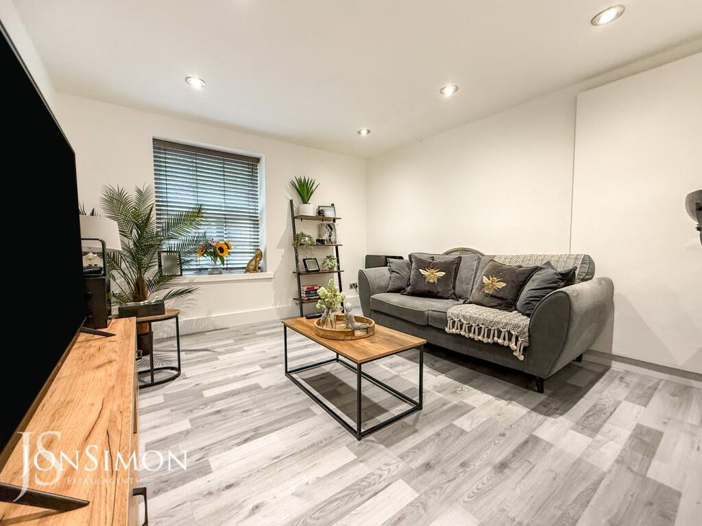 Apartment in Bury, Greater Manchester - View 3