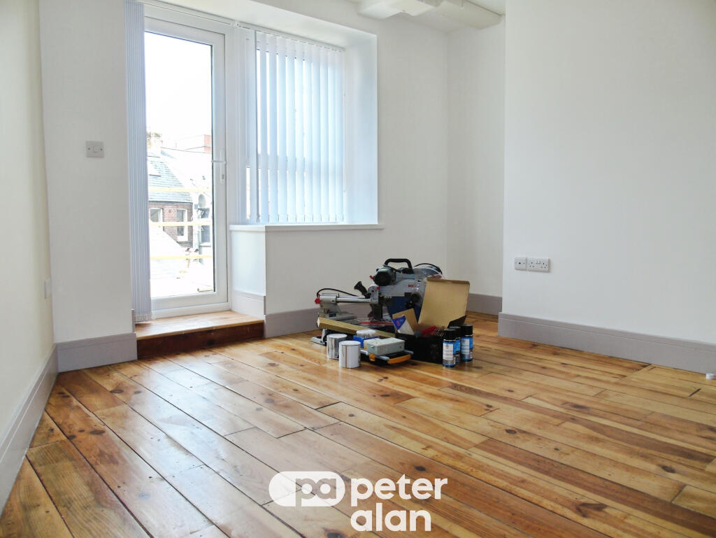 Apartment in Newport - More