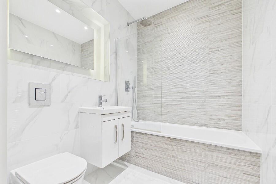 Apartment in Surrey Heath, Surrey - View 4