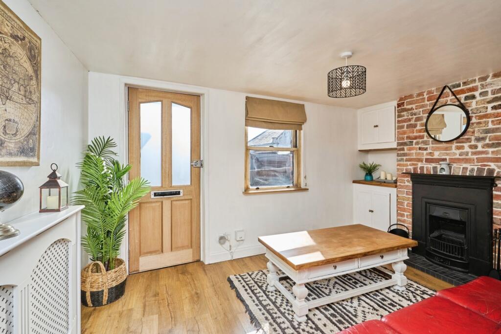 Main image of property: Carisbrooke High Street, NEWPORT, Isle of Wight, PO30